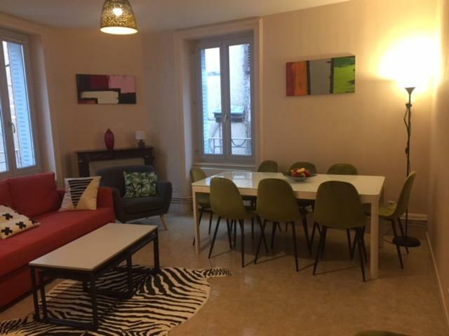 Cap Coutellerie - Sejours Pros Ou Familles En Hypercentre De Thiers Apartment Exterior photo
